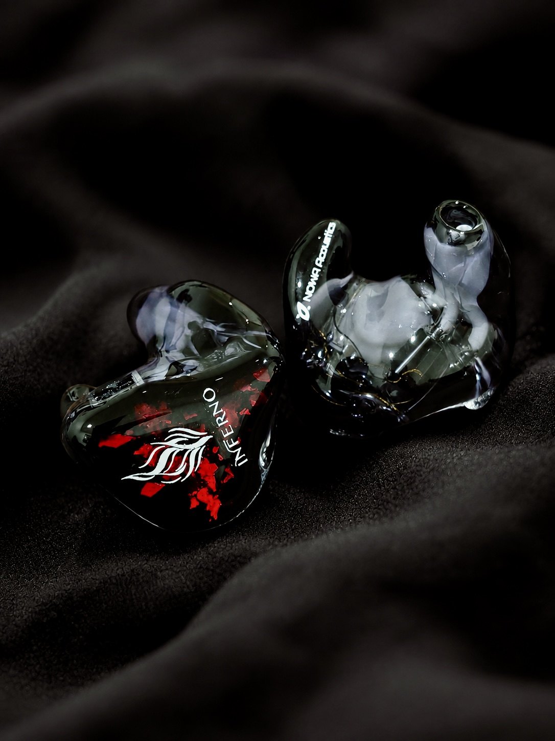 NOWA Acoustics INFERNO 客製版 CIEM，煙燻透明殼體搭配紅色箔片面板與白色火焰標誌